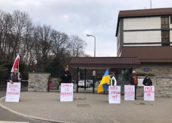 Пікет під посольством РФ у Варшаві проти репресій в Криму